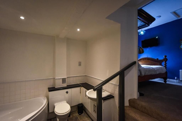 Bathroom 4, The Bear Inn, Derbyshire