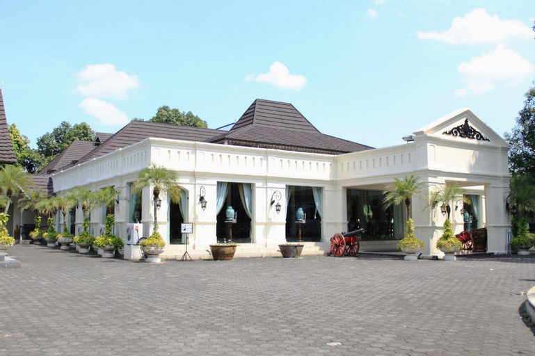 Exterior & Views 13