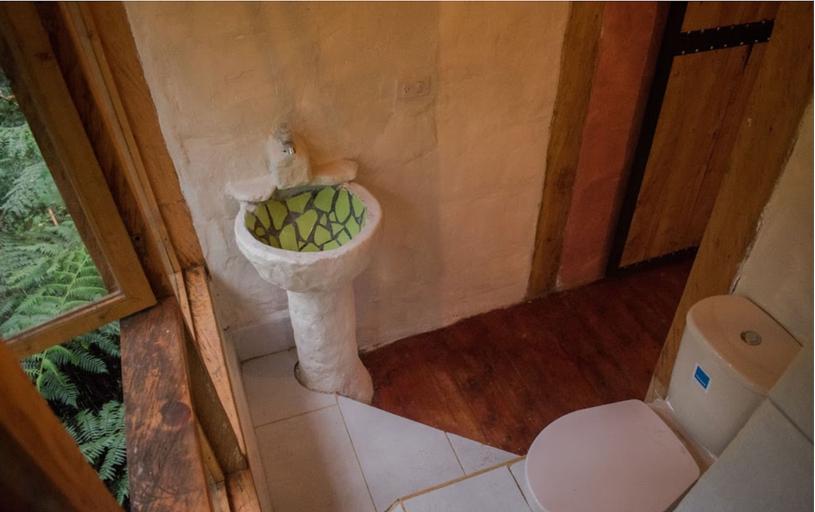 Bathroom 3, La Cabaña Musical, Medellín