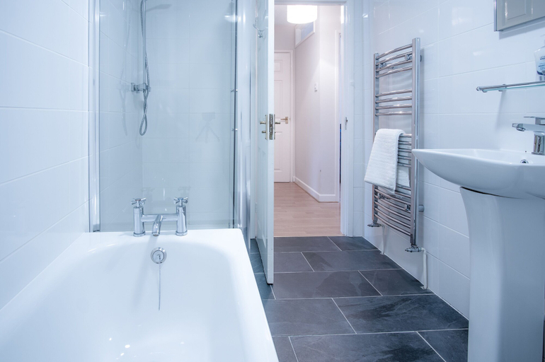 Bathroom 3, Starfish Apartment - 2 Bedroom - Tenby, Pembrokeshire