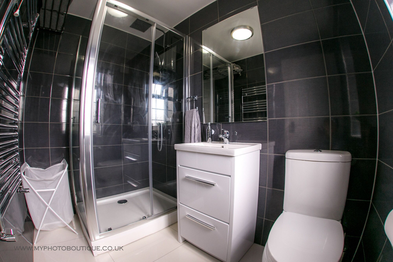 Bathroom 4, Aziz Manzil, London
