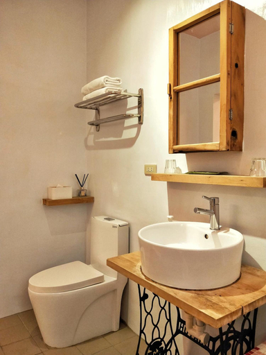 Bathroom 4, MacArthur, Tainan