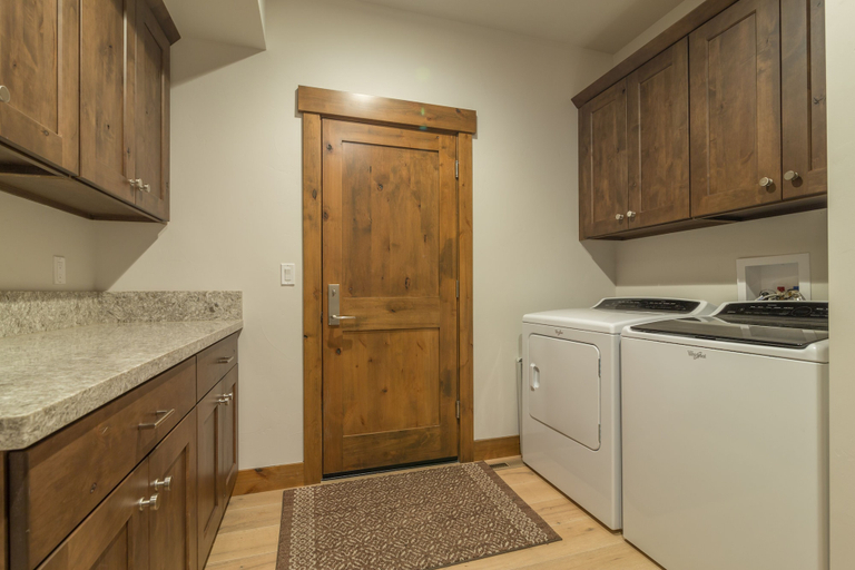 Others 2, Sawtooth by Avantstay Spacious Pine Tree Cabin w/ Hot Tub, Nevada