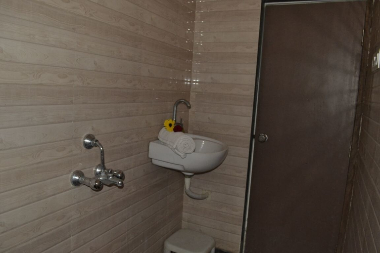 Bathroom 3, Hotel Safari Lodge, Chandrapur