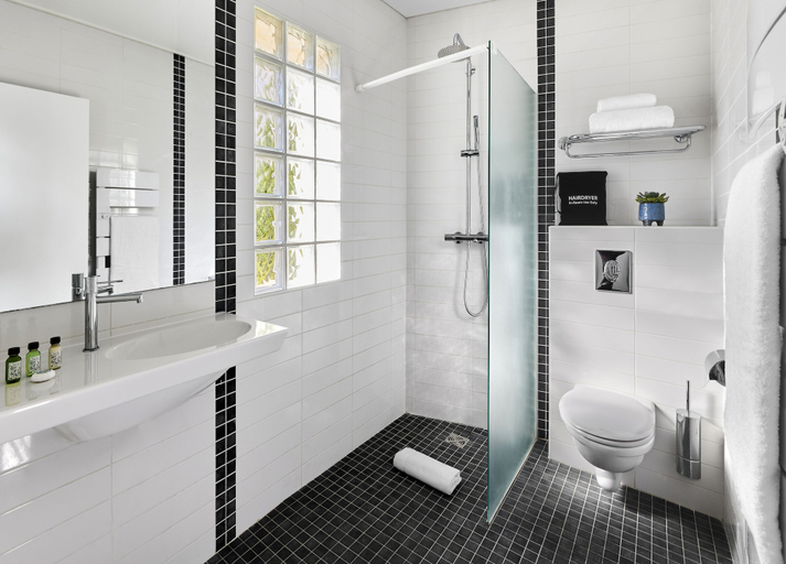 Bathroom 4, Hotel Le Suquet Cannes, Alpes-Maritimes