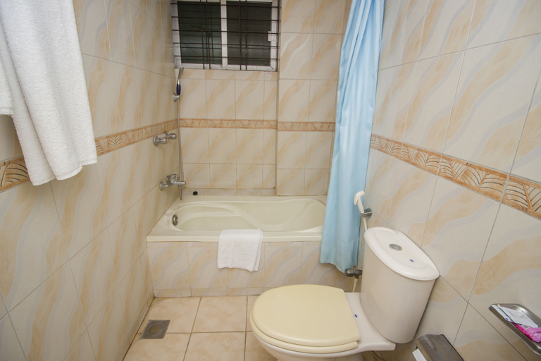 Bathroom 4, Laurel Lakefront Hotel, Dhaka