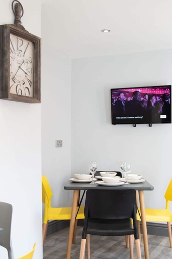 Others 5, Immaculate 5-bed House in the City Centre Ashford, Kent