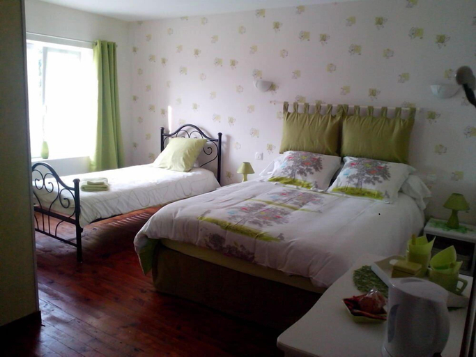 Bedroom 2, Chambres d'Hotes La Revaudiere, Calvados
