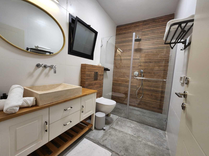 Bathroom 4, Tavor View Suites