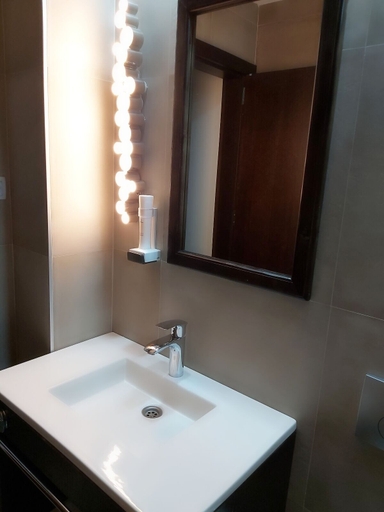 Bathroom 3, Nicole Kopaonik, Raška