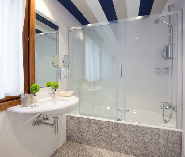 Bathroom 4, Hotel Boutique Bahía de Plentzia, Vizcaya