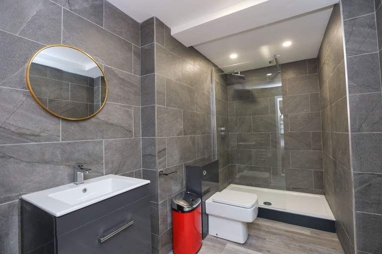 Bathroom 3, Wood Street Apartments, Sefton