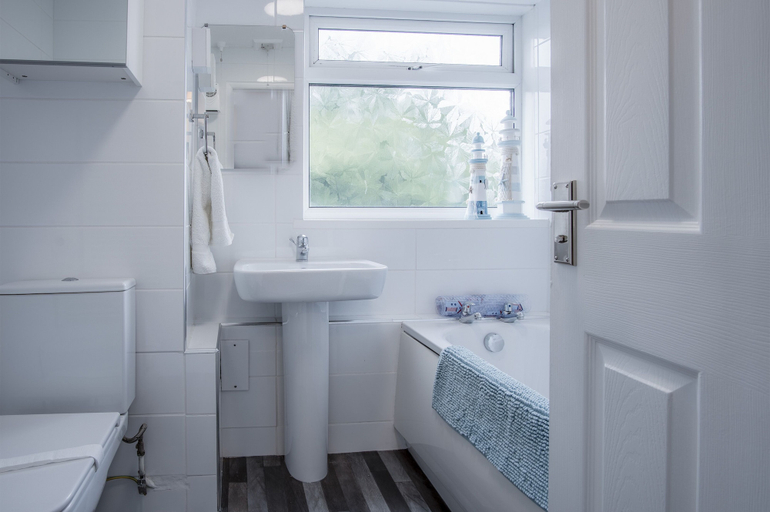 Bathroom 4, Harbour Court - 2 Bedroom - Saundersfoot, Pembrokeshire