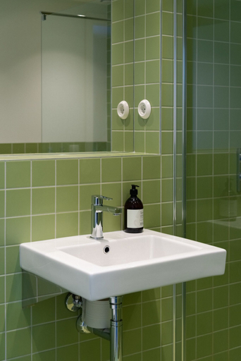 Bathroom 3, Trevarefabrikken, Vågan