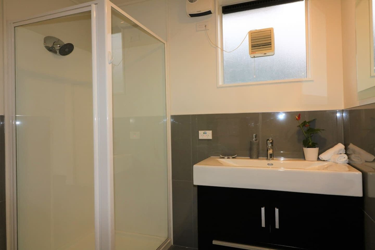 Bathroom 3, Central City Apartment, Parking, Bay Views, Queenstown-Lakes