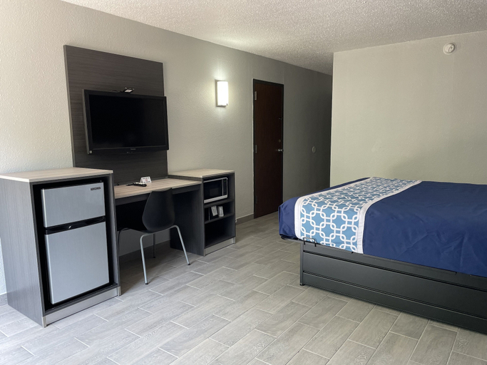 Bedroom 4, Executive Inn, Titus