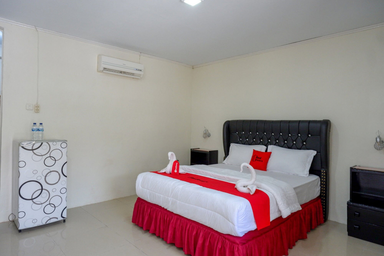 Bedroom 2, RedDoorz Plus @ Alam Raya Hotel, Palu