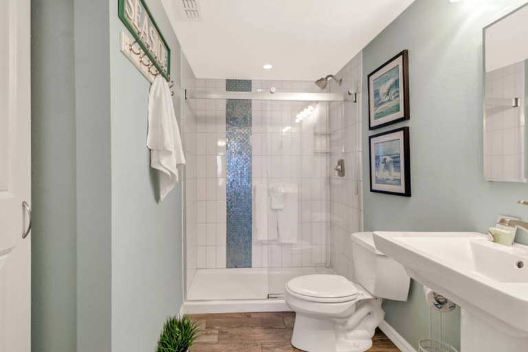 Bathroom 4, Castle Beach 402, Lee