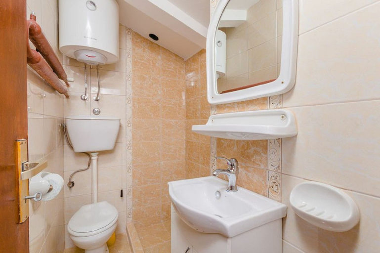 Bathroom 2, Franeta Apartments