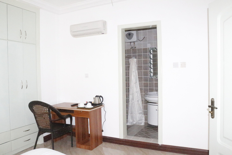 Bathroom 4, Kingsbridge Royale Hotel, Tema