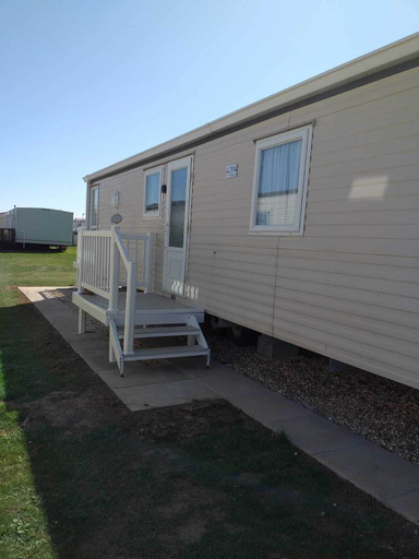Exterior & Views 2, Captivating 2-bed 6 Berth Caravan in Ingoldmells, Lincolnshire