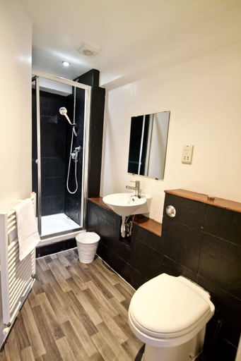 Bathroom 4, 62-66 Farringdon by condokeeper, London