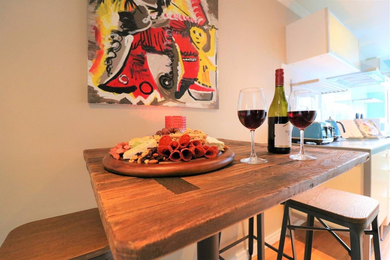 Food & Drinks 5, Spacious Central City Apartment with Parking, Queenstown-Lakes