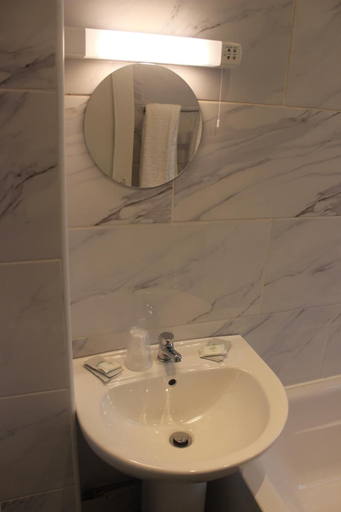 Bathroom 4, Corona Hotel Sheffield Meadowhall, Rotherham