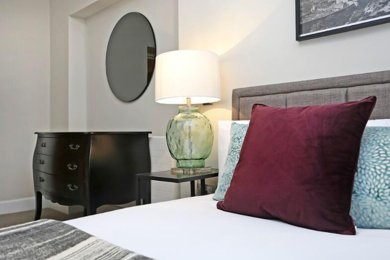 Bedroom 3, JOIVY Renovated Hidden Gem on the Historic Royal Mile, Edinburgh