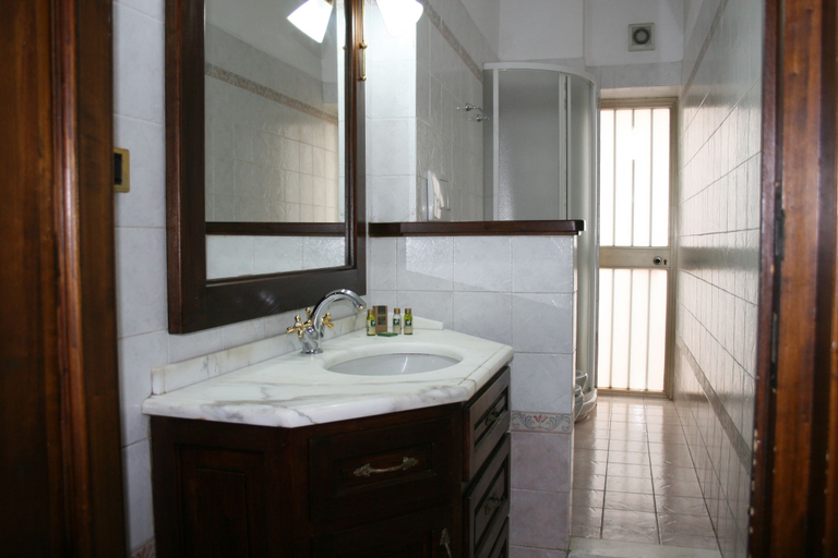 Bathroom, Macci Apartment, Florence