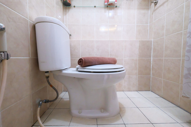 Bathroom 4, Green Bay Pluit Apartment With Direct Access To Shopping Center, North Jakarta