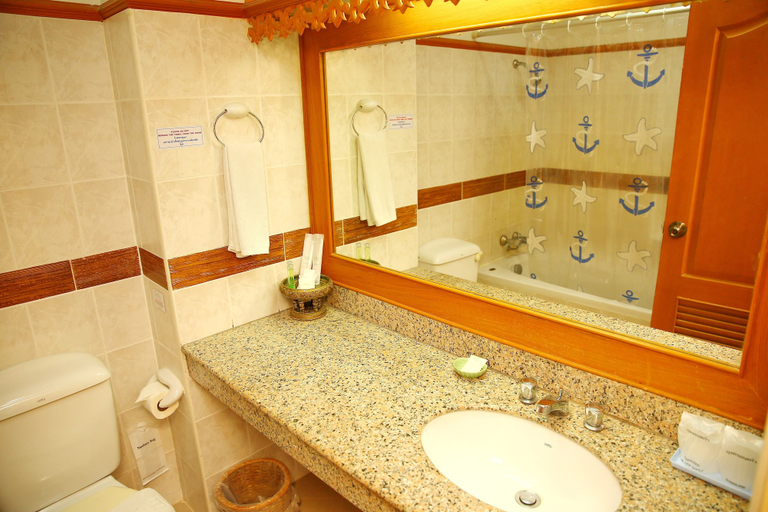 Bathroom 4, Diana Garden Resort & Lodge, Pattaya