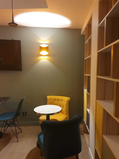Others 5, Panam Hotel, Paris