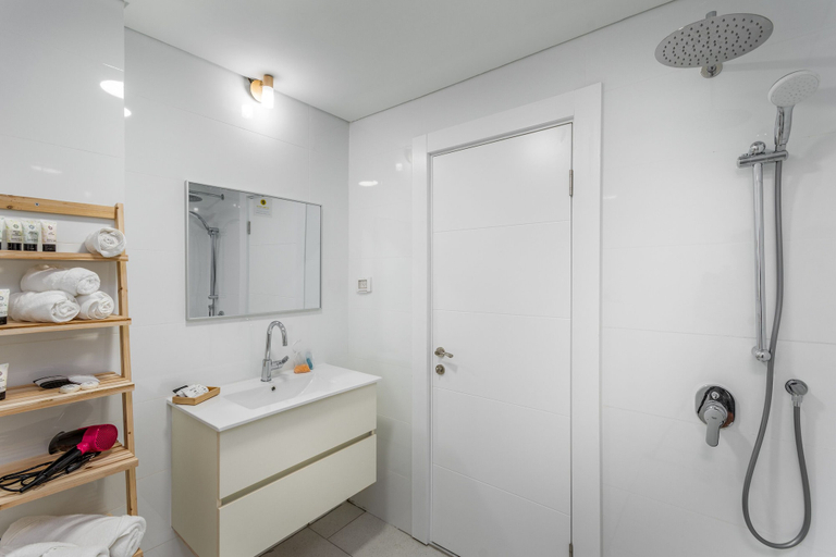 Bathroom 5, Even Israel Apartments