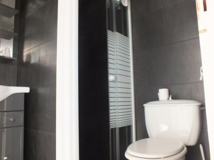 Bathroom 5, Le Manguier, Haute-Vienne