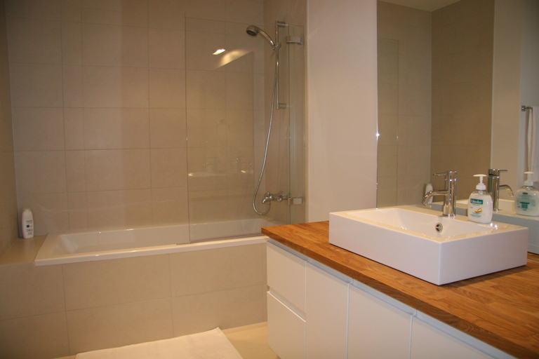 Bathroom 4, Odinsve Hotel Apartments, Reykjavík