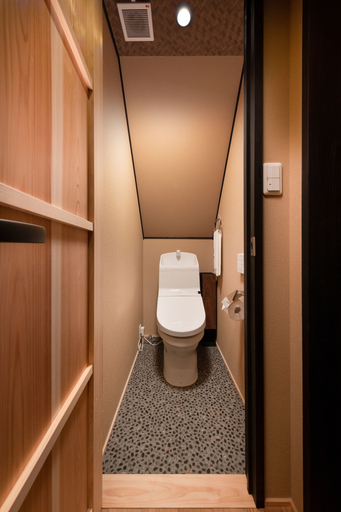 Bathroom 3, Kanade Kujoaketachobettei, Kyoto