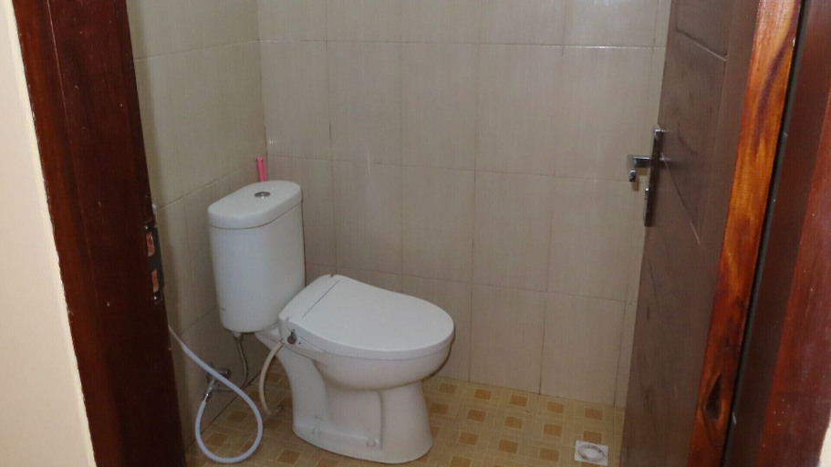 Bathroom, Guest House Puri 3 Bedroom AC, Lombok