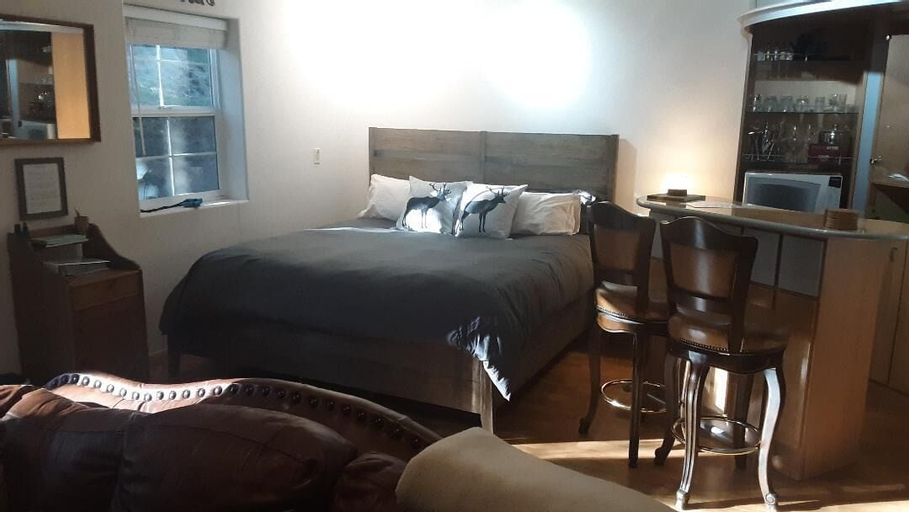 Bedroom 1, Winterfell - No Hidden Fee; Dog OK; King Bed, Calaveras