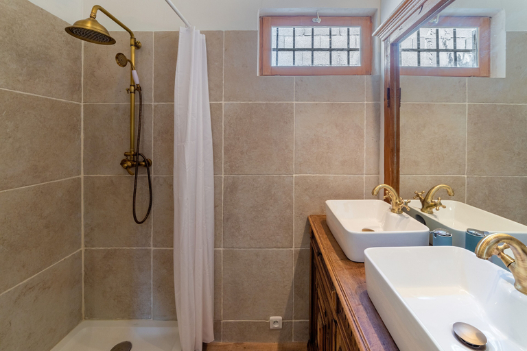 Bathroom 5, Mas des Cerisiers, Vaucluse
