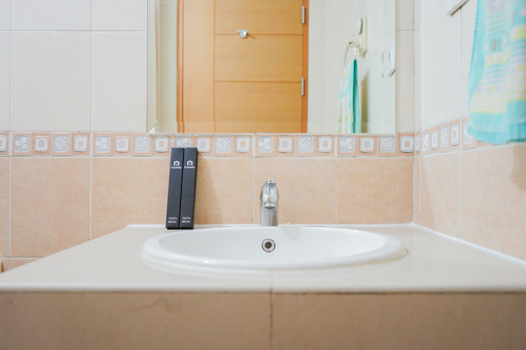 Bathroom 3, Elegant and Homey 2BR Hampton's Park Apartment, South Jakarta