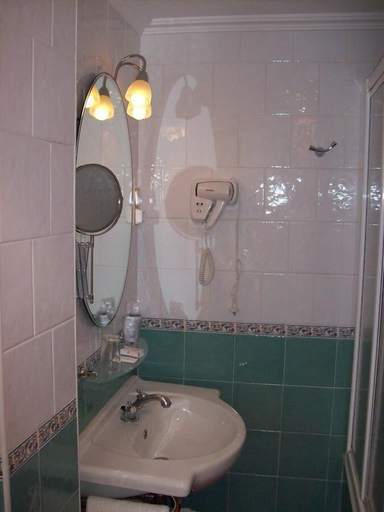 Bathroom, Hostal Las Grullas, Teruel