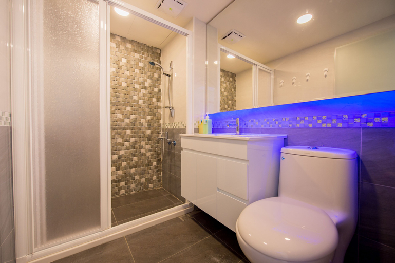 Bathroom 2, FengJia Pandola, Taichung