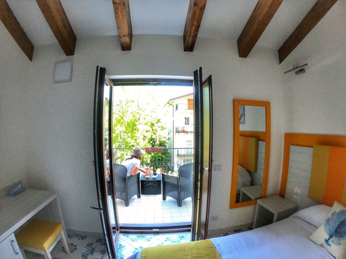 Bedroom 3, Costa Blu, Napoli