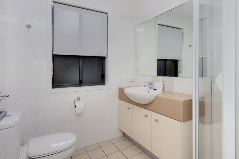 Bathroom 3, Jubilee Apartment No 5, Kempsey