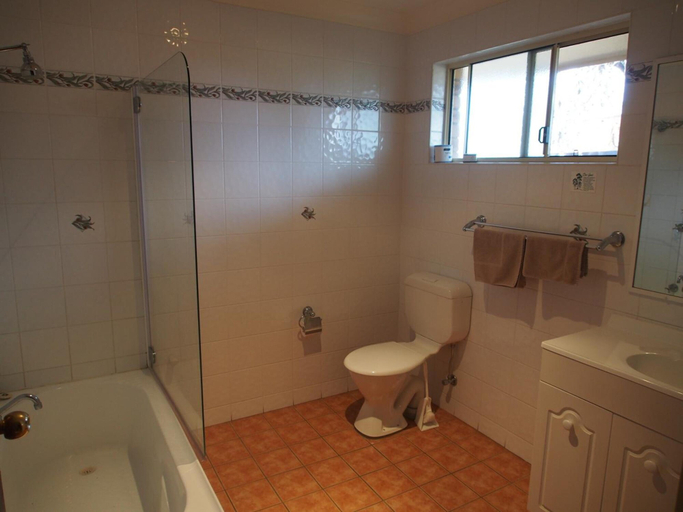 Bathroom 3, Cobar Town and Country Motor Inn, Cobar