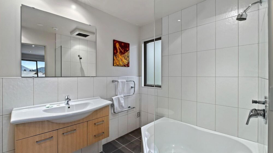 Bathroom, Rocky Mountain Apartment - 129-130, Queenstown-Lakes