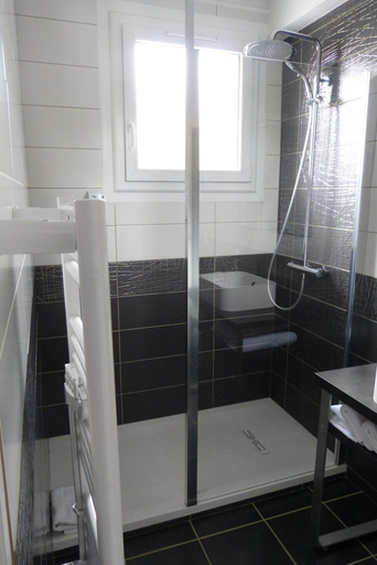 Bathroom 4, Hôtel du Soleil Levant, Hautes-Pyrénées