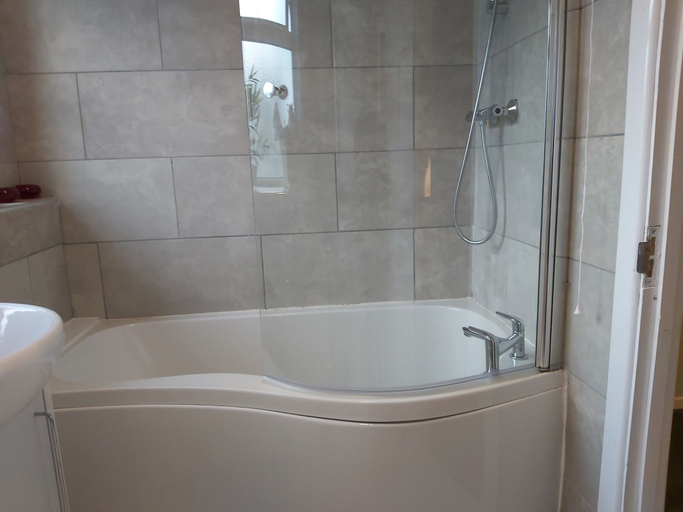 Bathroom 3, Bakewell House-Huku Kwetu, Nottingham