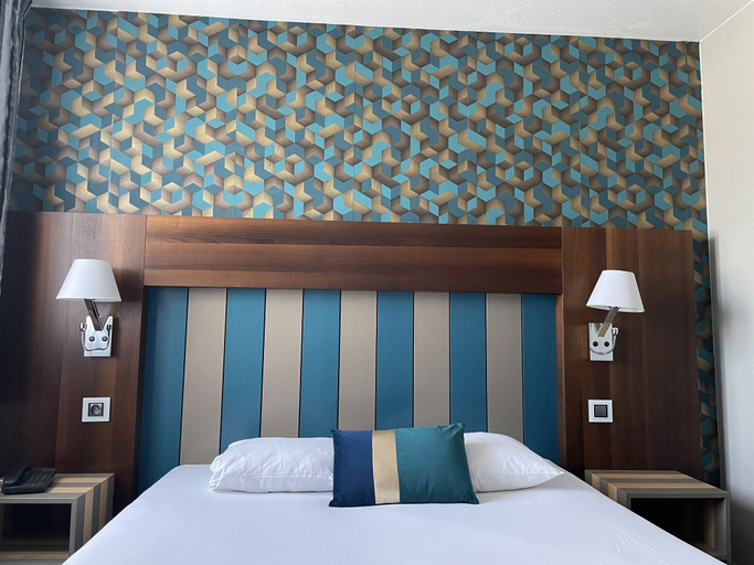 Bedroom 3, Logis Hotel le Neron, Isère